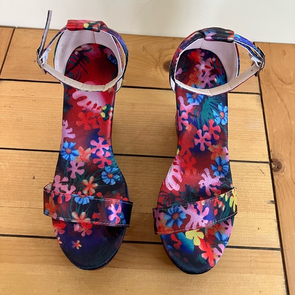 Colorful Floral Satin Platform Wedge Heel Shoes with Ankle Strap - Picture 5 of 6